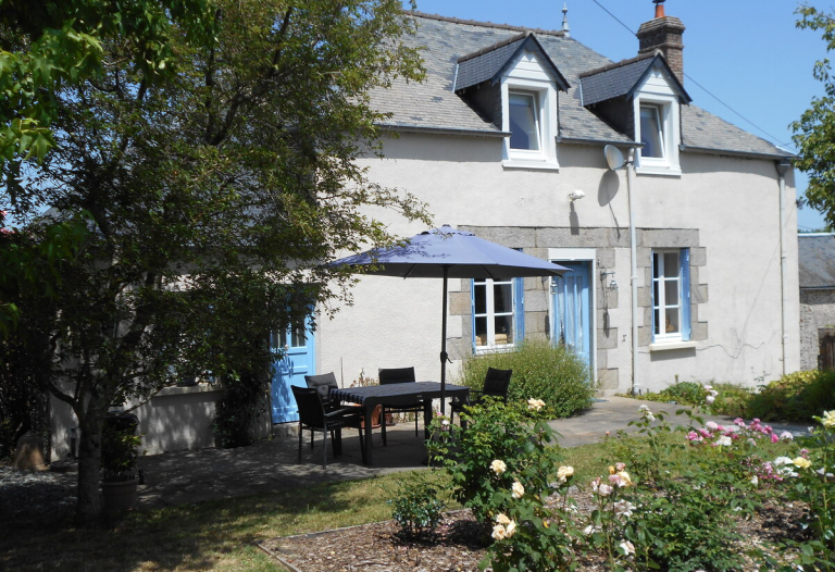 NEW PRICE Making This Property Super Value: Beautifully Presented 3 Bedroom House. Separate Super Cute Tiny Cottage, Lovely Garden, Outbuilding/Garage and Ample Private Parking
