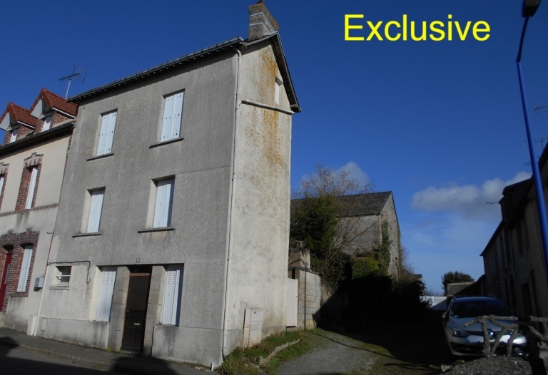 PRICED TO SELL Semi-Detached Town House. 2 Bedrooms. Garden. Requires Compete Renovation.