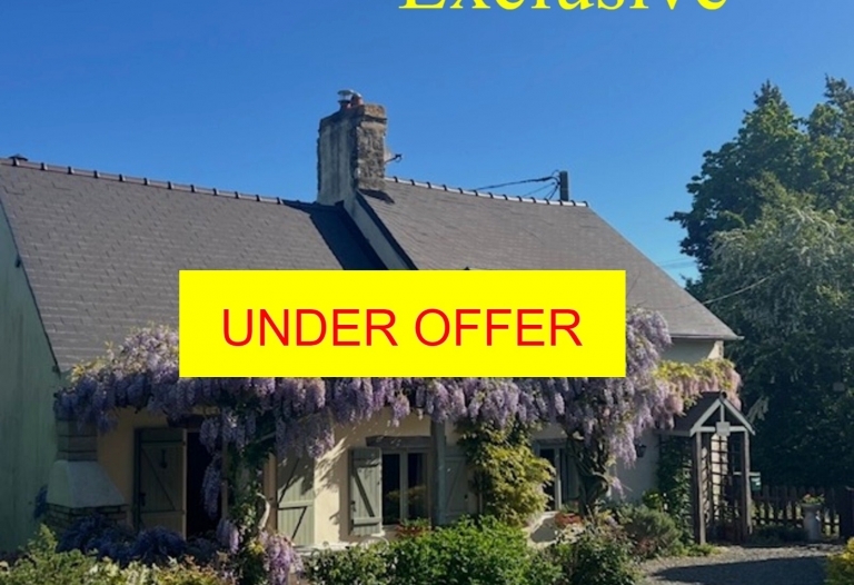 Delightful And Tastefully Renovated Extended Cottage With Separate Guest/Family Suite.  Attached Fully Enclosed Garden With Patio, Separate Garden, Private Parking. Beautiful Rural And Calm Location. Not Isolated.