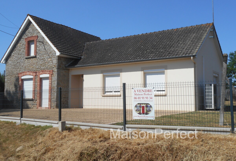 Impeccably Maintained With Modern Fitments - Equestrian/Smallholding 5 Bed Property.  Fully Fenced and Gated.  Ample Private Parking. Attached Pasture Land.