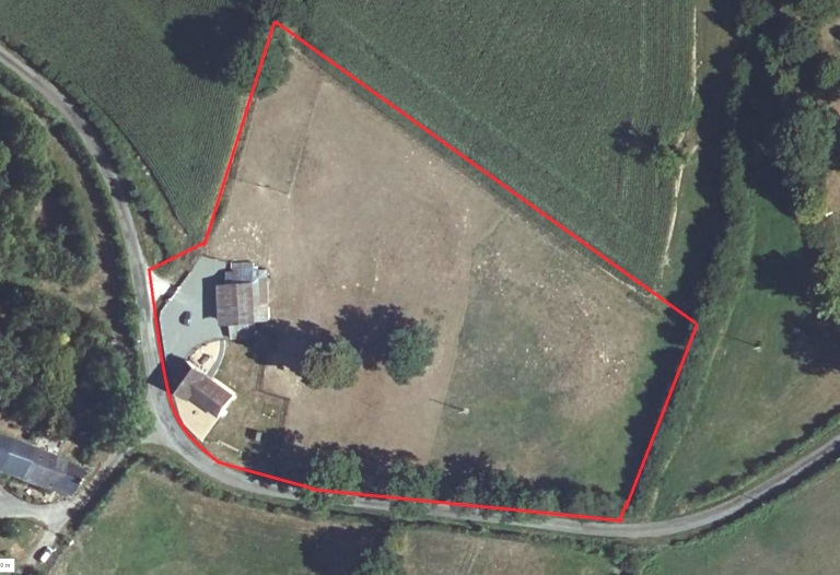 Impeccably Maintained With Modern Fitments - Equestrian/Smallholding 5 Bed Property.  Fully Fenced and Gated.  Ample Private Parking. Attached Pasture Land.